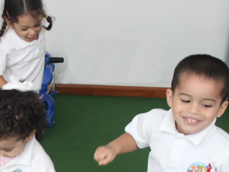 Niños jugando con triciclos en el área recreativa de Citykids