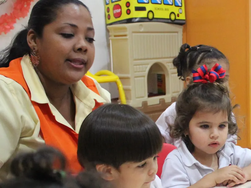 Teacher leyendo un cuento a los niños