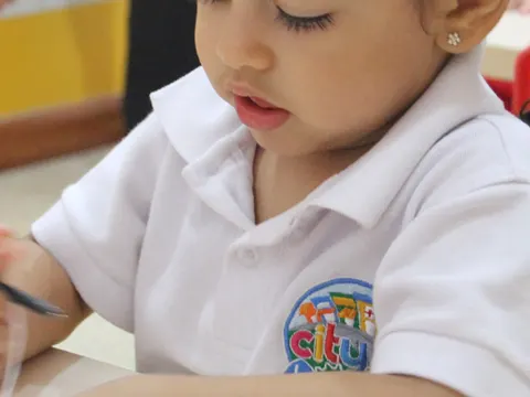Niño dibujando concentrado en su mesa
