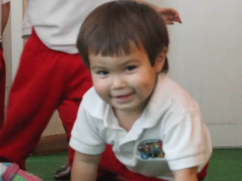 Niño sonriendo durante una actividad en Citykids