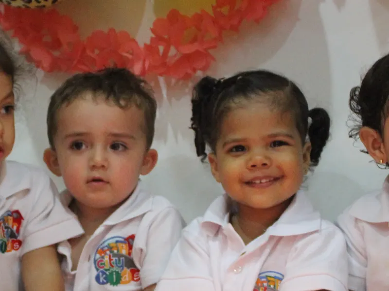Grupo de niños de Citykids atentos durante una actividad