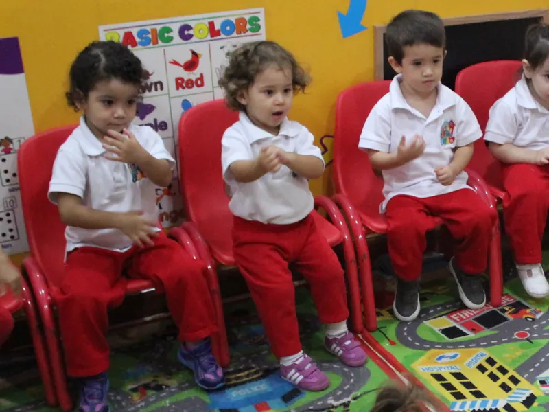 Niños sentados en sus sillas durante una clase en la Sala Kitties