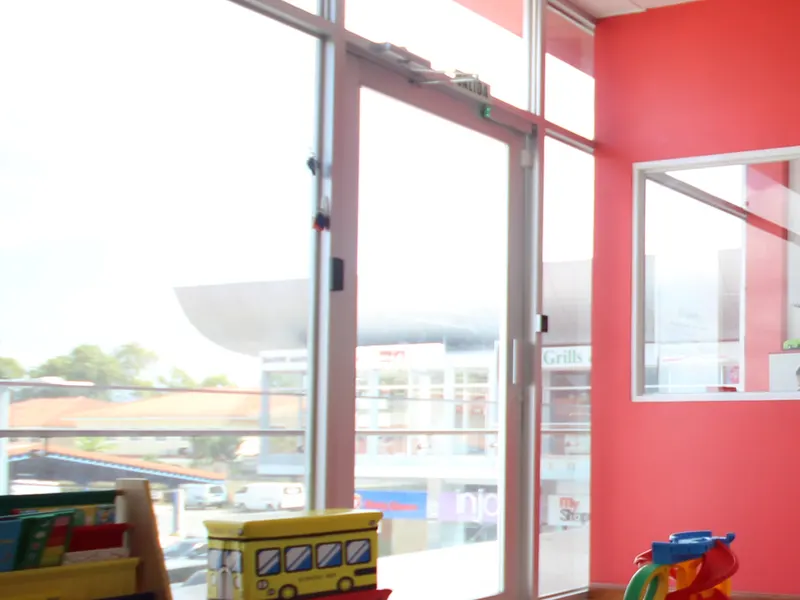 Pasillo principal de Citykids con paredes de colores