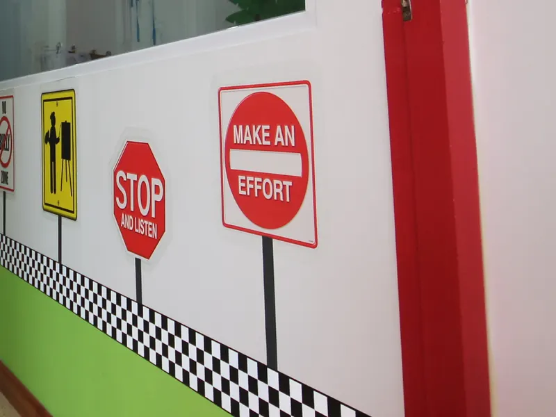 Pasillo de Citykids decorado con señales de tránsito infantiles