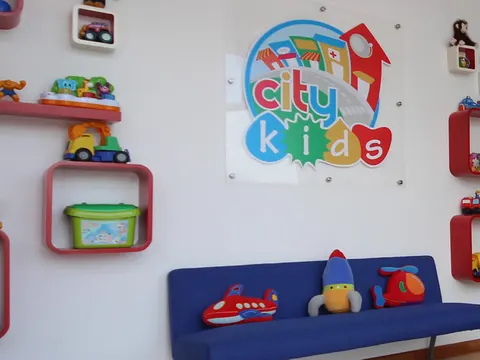Recepción de Citykids con el logo del centro