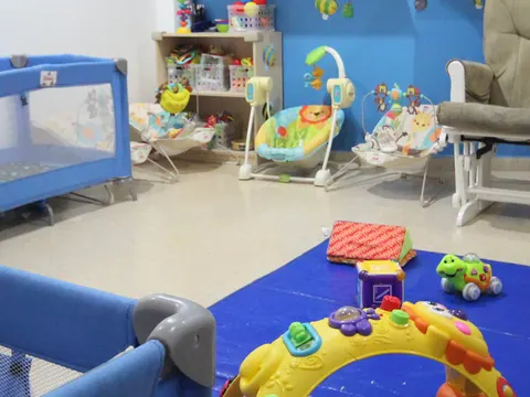 Sala Bees con cunas y área de estimulación para bebés