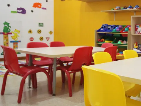 Sala Kitties con mesas y sillas de colores
