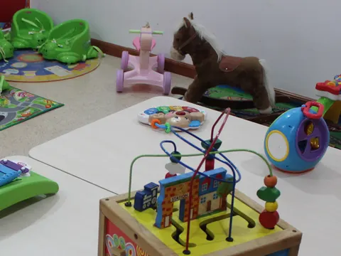 Sala Puppies con asientos, alfombras y juguetes